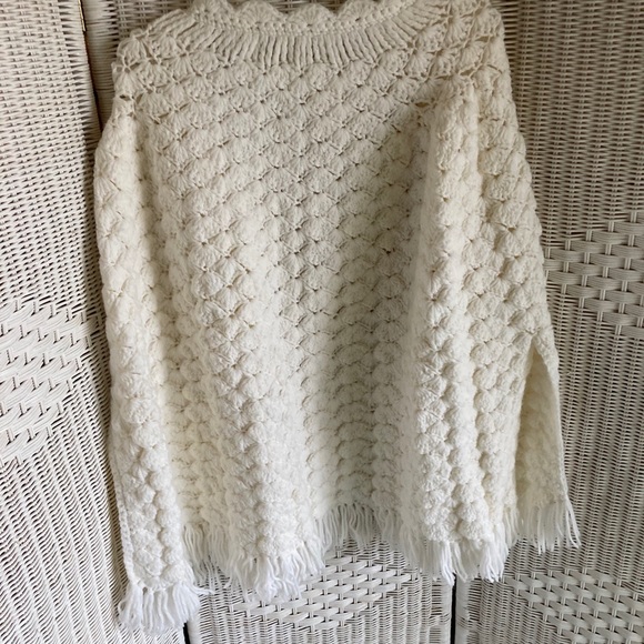 Vintage 1970s Ivory Crocheted Shawl Cape w Fringe - Picture 2 of 5